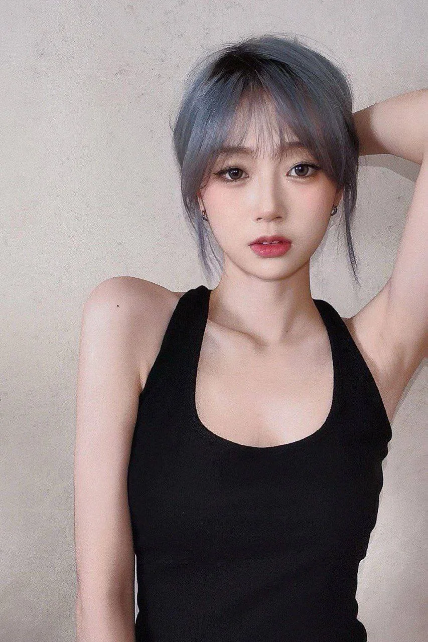 蓝灰短发女孩抬手撩发