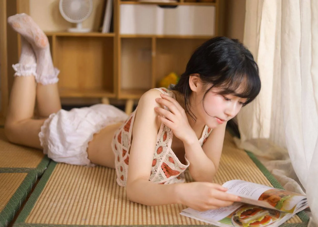 趴在榻榻米上看美食杂志