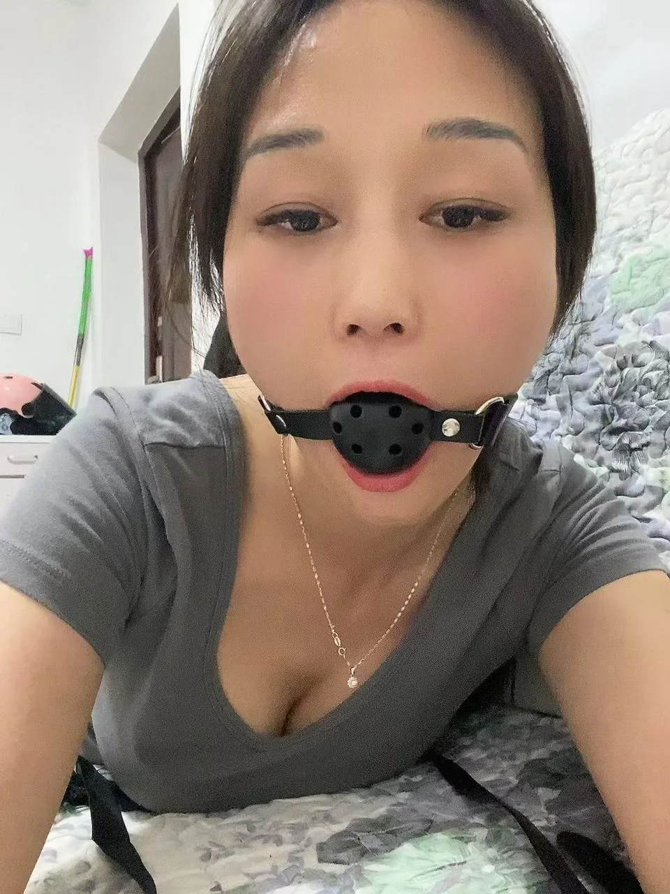 戴黑色口球的女孩趴在床上自拍