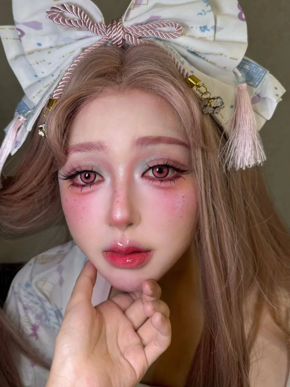 粉发大眼睛coser手托下巴