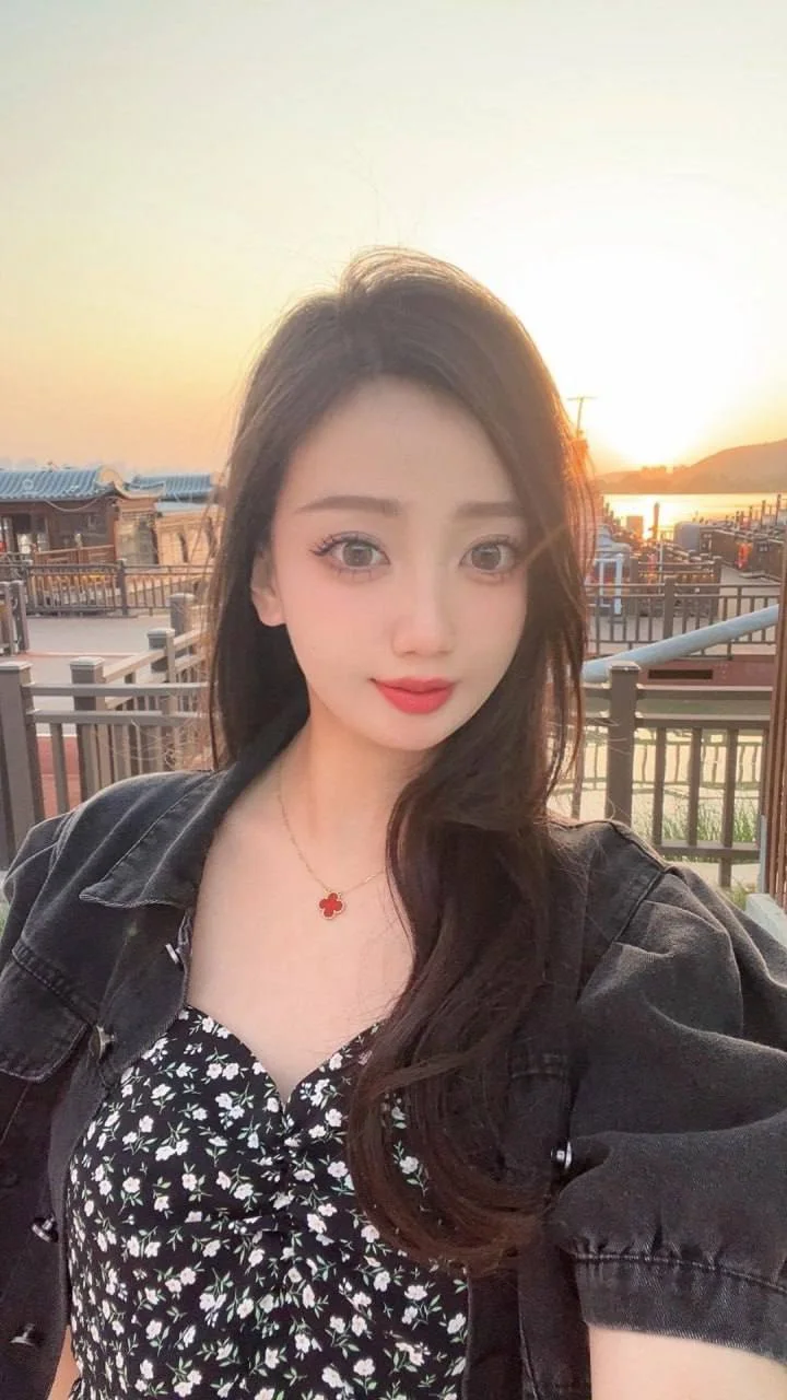 夕阳下长发少妇自拍