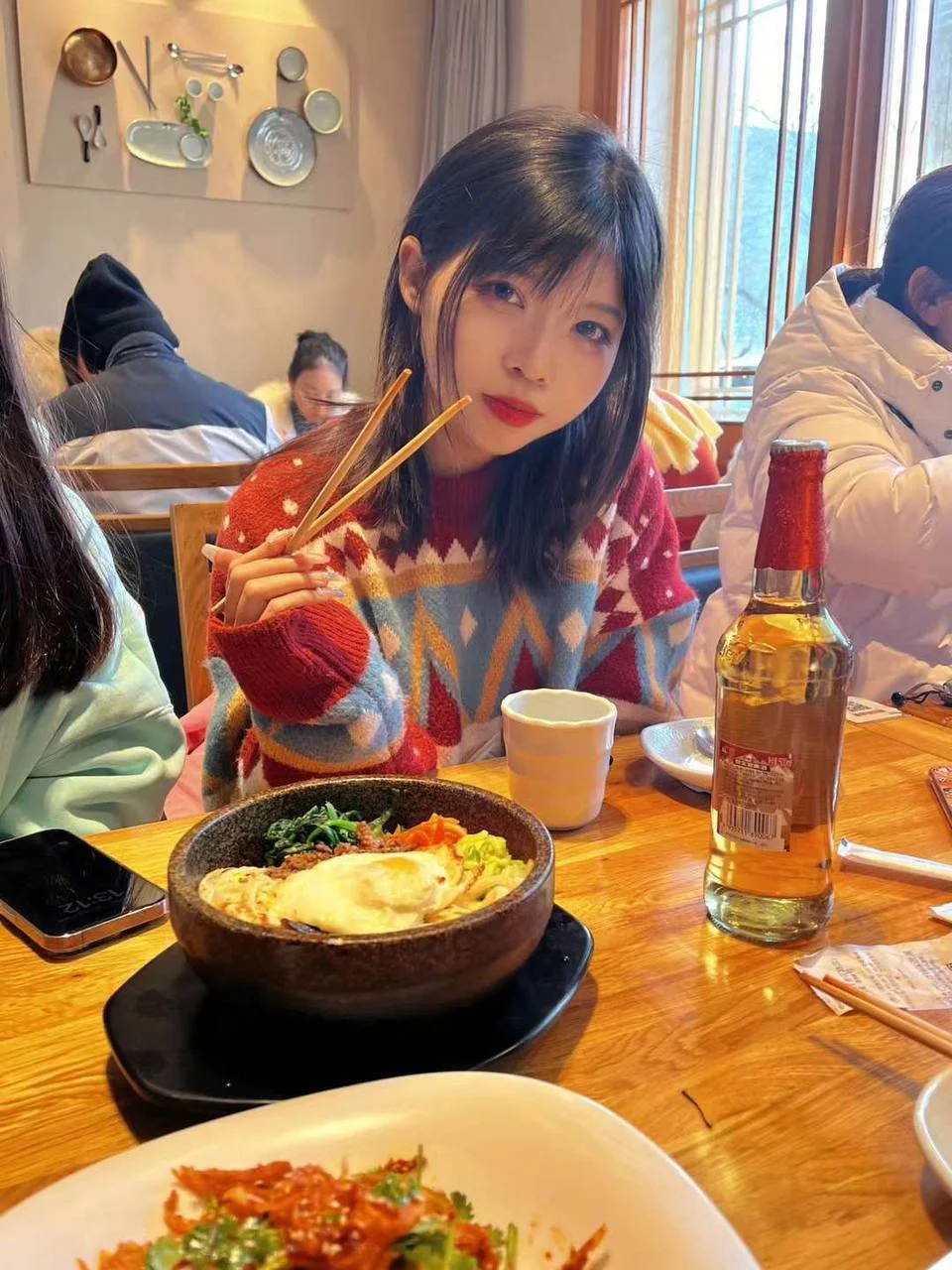 女孩夹菜看着镜头