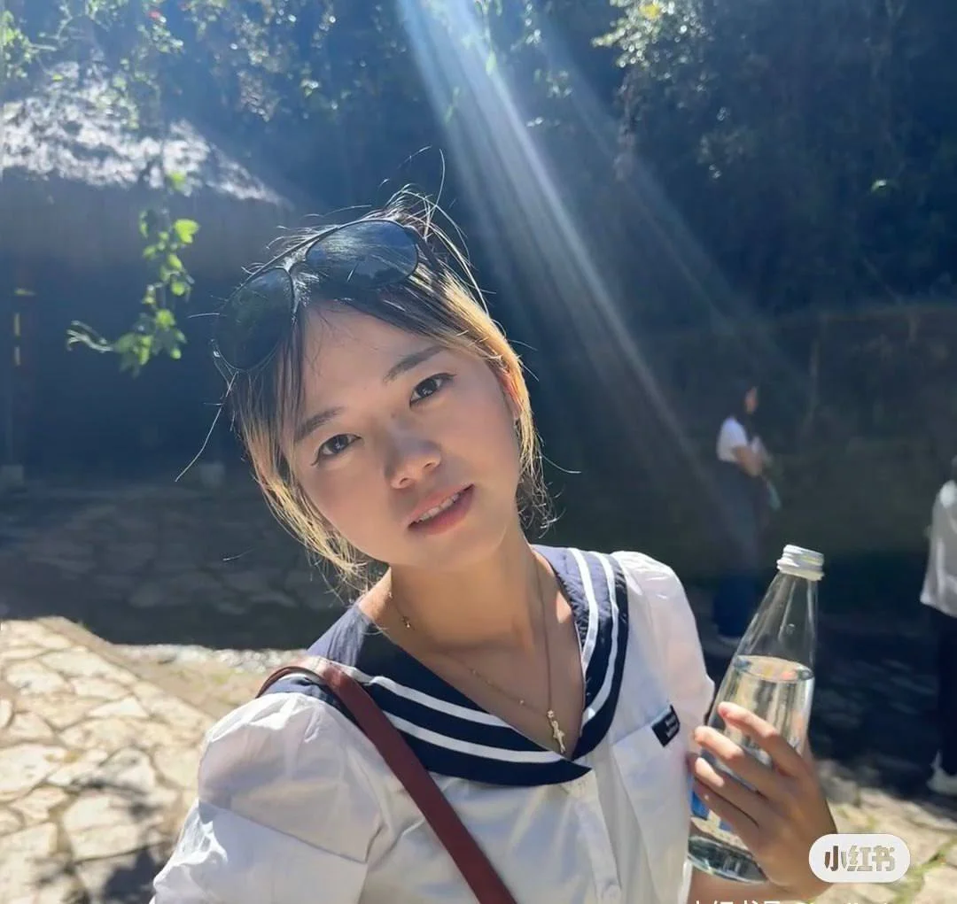 女孩戴墨镜拿水瓶看镜头