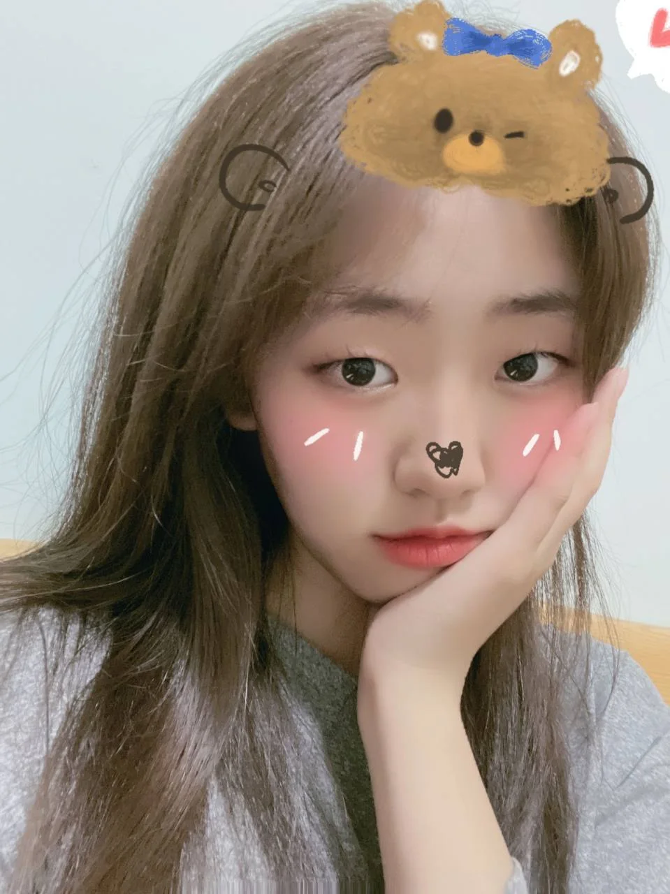 女孩手托脸颊 熊头贴纸和腮红贴纸