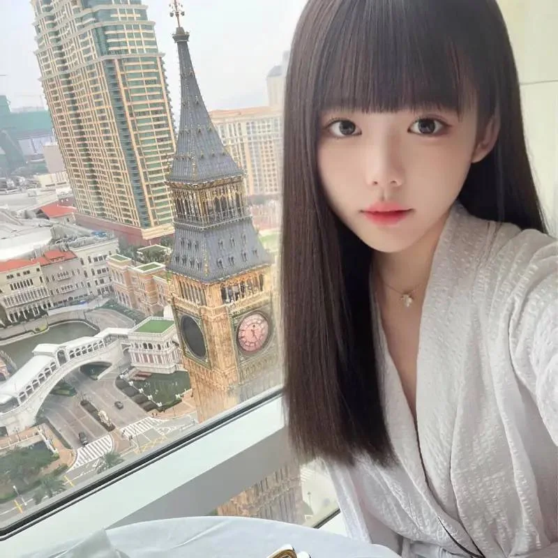 女孩自拍城市钟楼景观