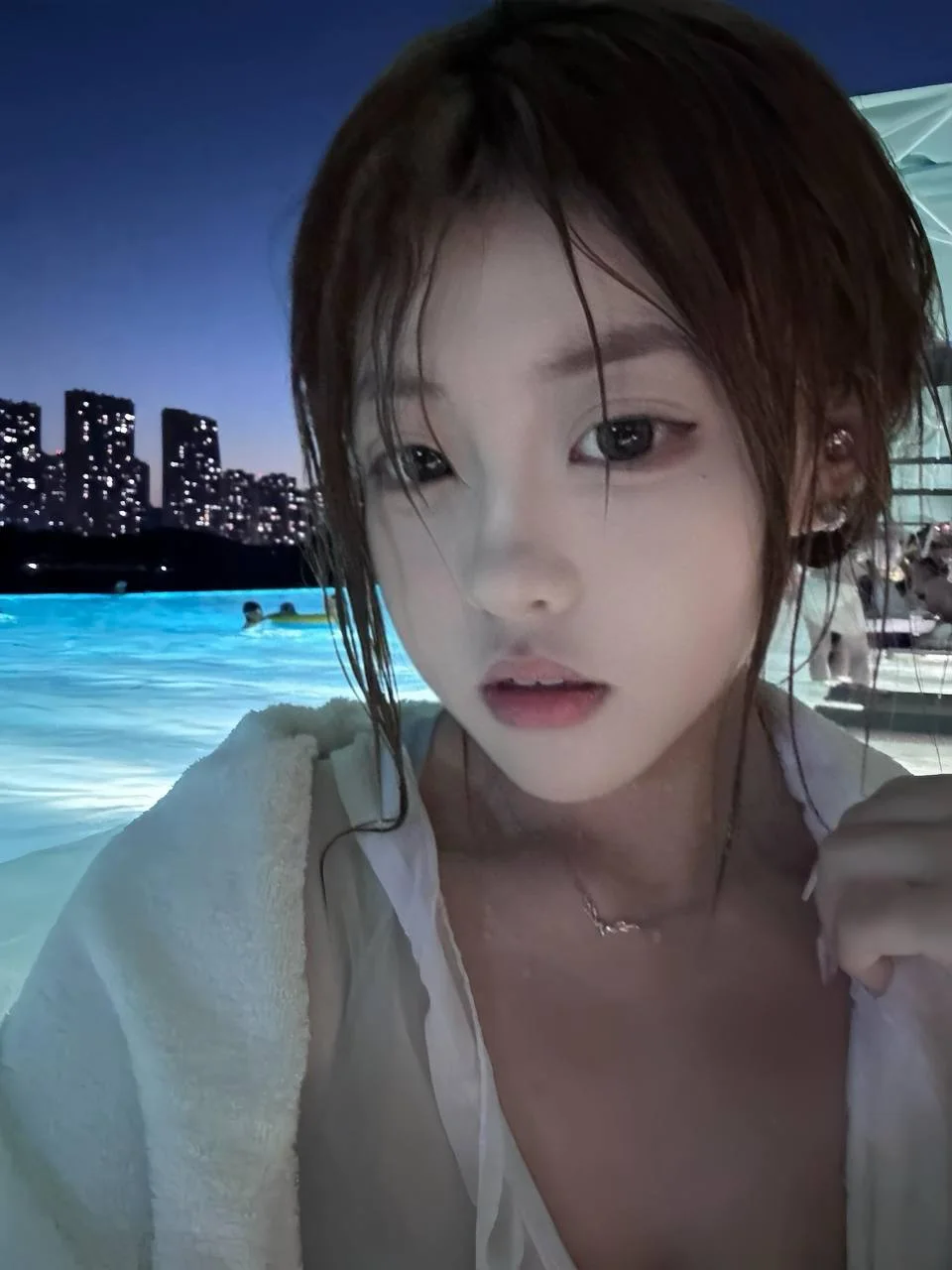 湿发嫩妹泳池自拍 城市夜景