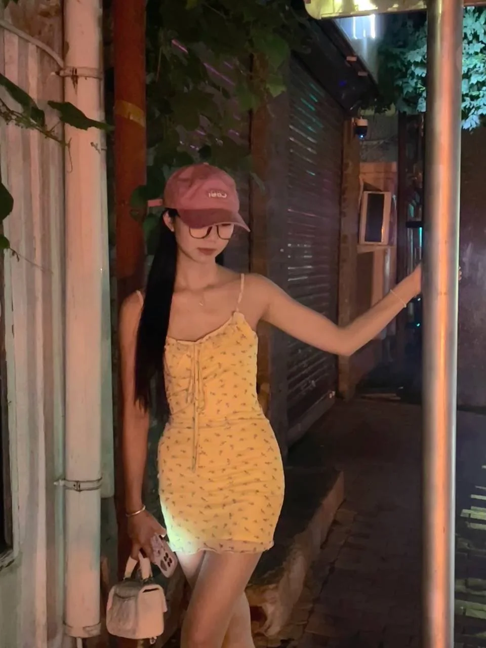 巷子里穿黄裙戴帽女生