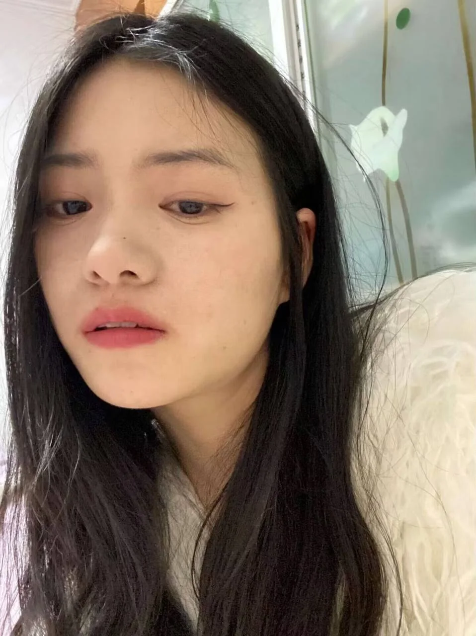 女孩侧头自拍