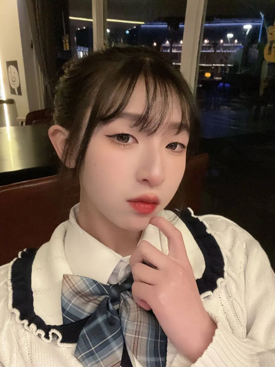 女孩穿水手服手摸下巴