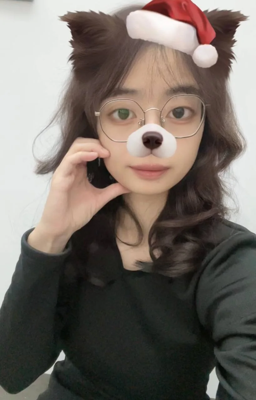 戴圣诞猫耳滤镜的自拍