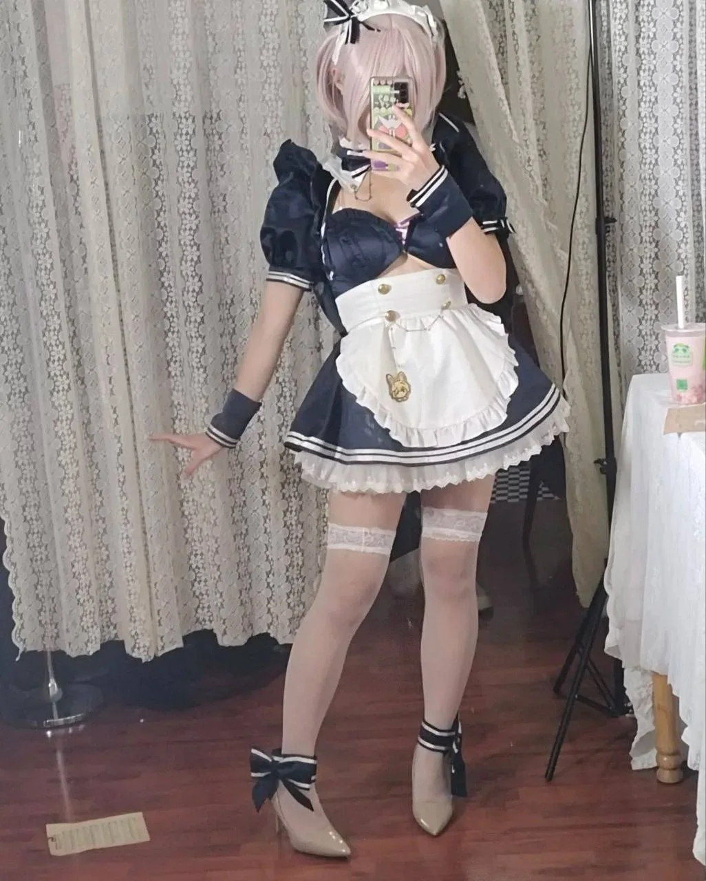 粉发女仆装举手机自拍
