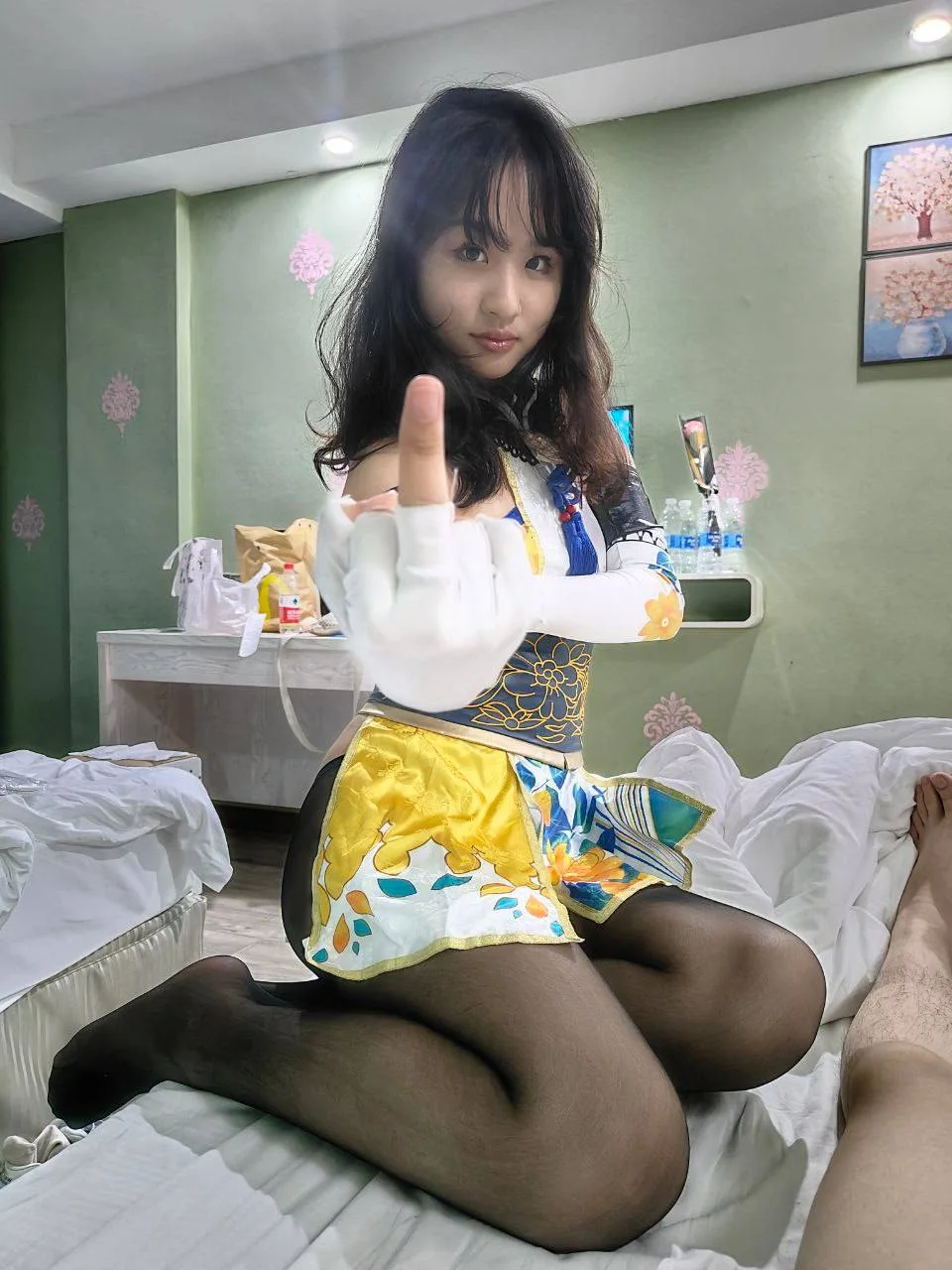 黑丝黄裙cosplay跪床上比中指