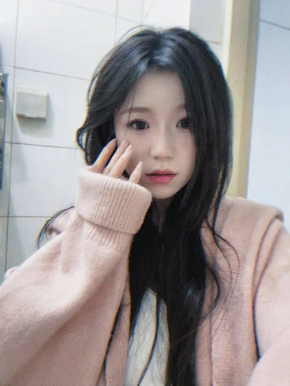 女孩粉色毛衣袖子遮半边脸