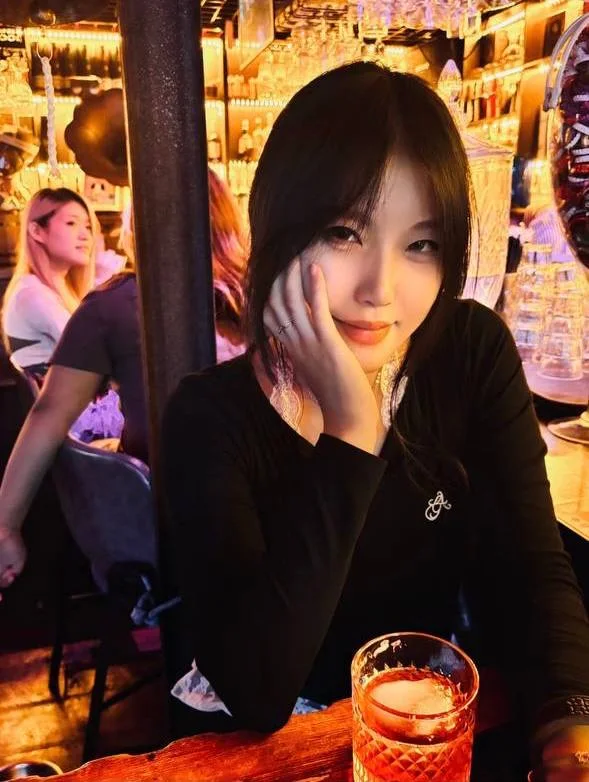 酒吧里女生手托脸看镜头