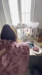 老公不在家 肥臀熟女直接把情人拉进厨房干