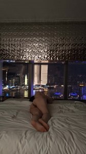 重庆少妇来福士夜景窗前被猛男无套猛干