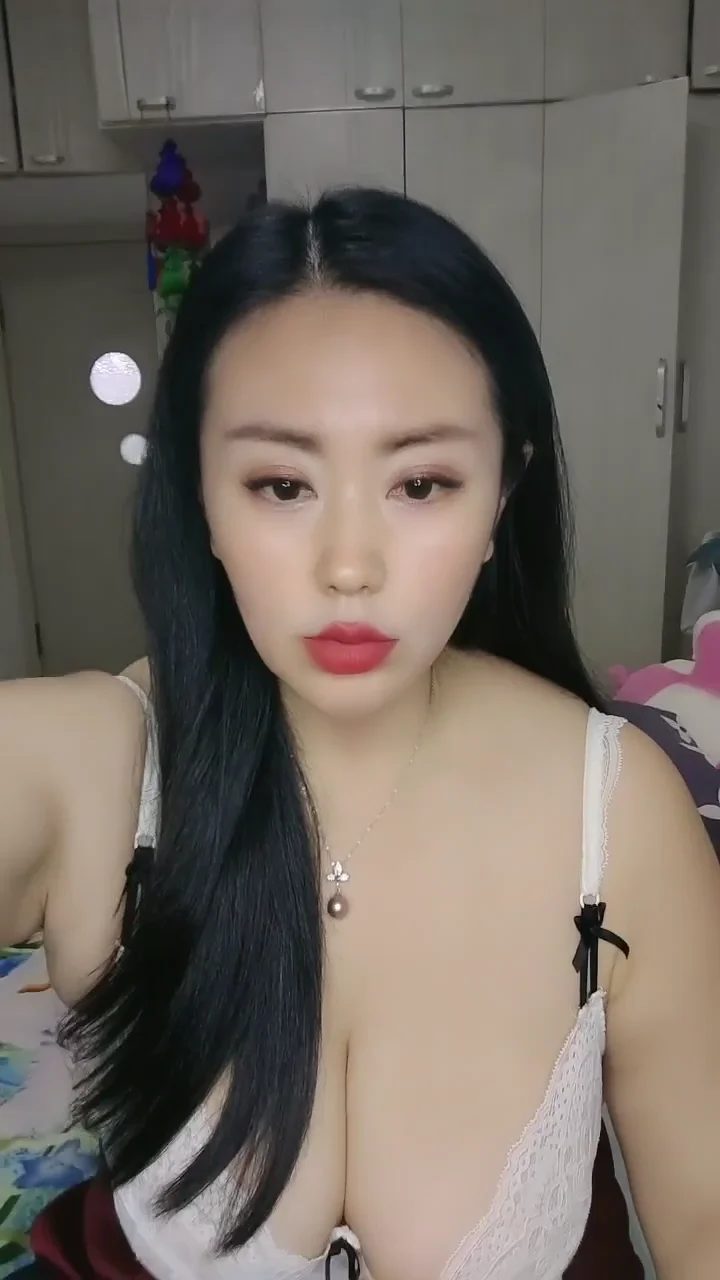 熟女主播低胸红裙露脸自拍