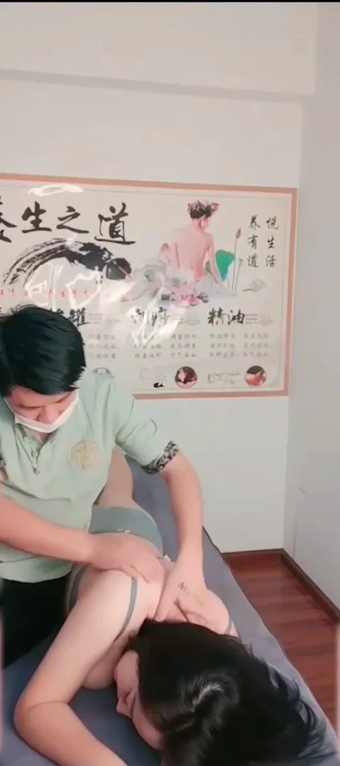 极品少妇养生会所里勾搭按摩小哥，无套爆艹让她爽
