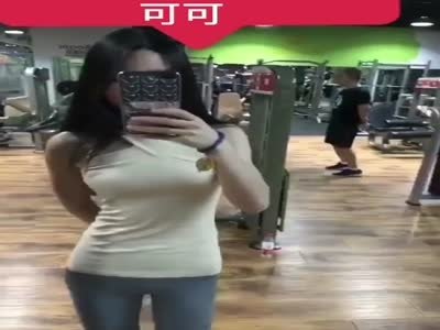 健身房可可女神魔鬼身材 私信广告