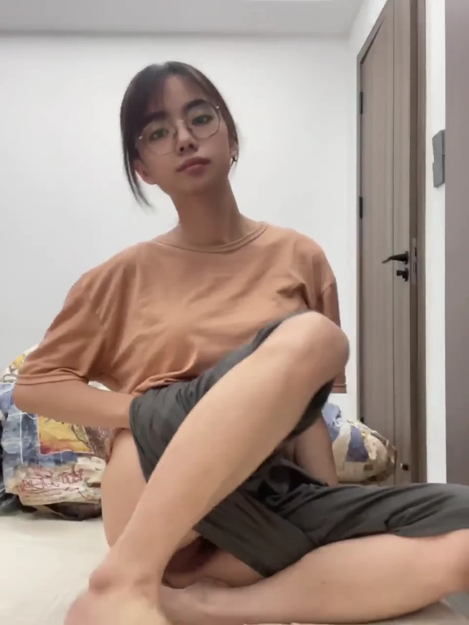 九月份最美奶子 高价自购的极品嫩妹自拍福利 全程露脸 自己扣着扣着淫水都拉丝了 这个奶子像兔子一样从衣服蹦了出来